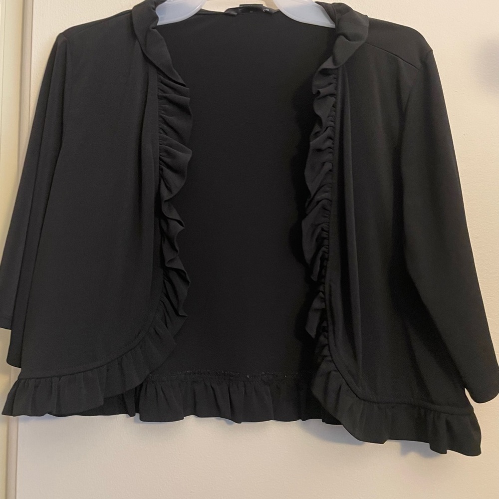3/$10 🛒Women’s short black cardigan.
